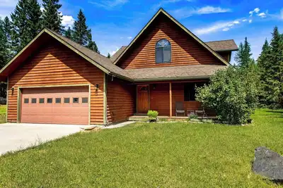 Hungry Deer Hideaway with Mountain Views