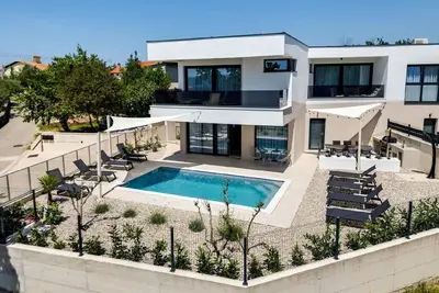 Image de Maison de vacances Omisalj pour 1 - 10 personnes avec 4 chambres à coucher - Maison jumelée