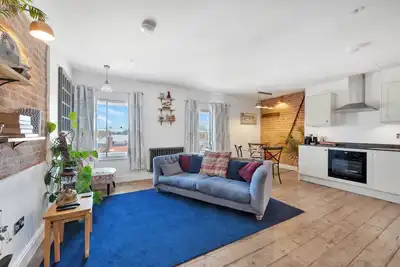 On the High Street - Bramley House Apartment\n1 Bed apartment with Balcony