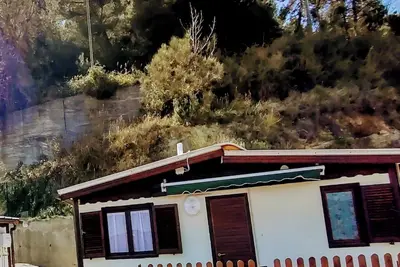 Image de Bungalow Sixdays 3 with outdoor hot tub.