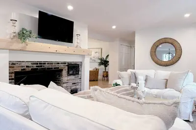 Image de 4-bedroom Cape-Style Harwich Home with Fenced-in Yard, Near Beach, Shops & Park