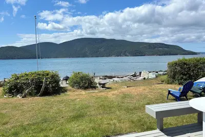 Image de 4-bedroom, 3. 5-bath beachfront property on beautiful, serene Guemes Island.