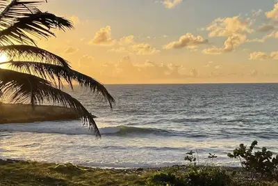 Image de Escape to Tranquility 2-bedroom modern home at waterfront with fast Internet.