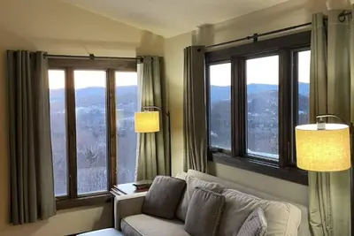 Image de Inviting 2-bedroom chalet with views in Warren - Perfect for a cozy getaway