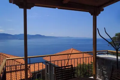 Image de Ideally located in the village center, near the sea with breathtaking views
