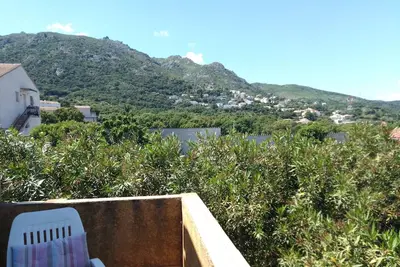 Image de Entre mer et montagne, une maison baignée de soleil, pour un séjour idéal.