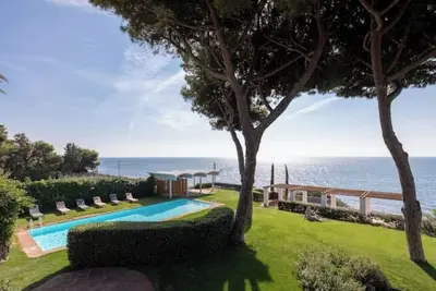 Image de Villa en bord de mer avec accès privé à la plage