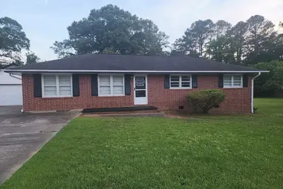 Image de Charming brick ranch on 1. 28 acres near downtown Covington, Ga,