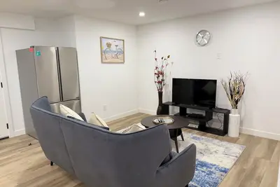 Image de Cozy 2-bedroom Basement in South-East Calgary with WiFi