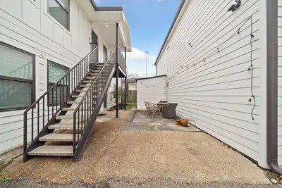 Image de Quiet, Private Upstairs Apartment Near Texas Medical Center & Museum District