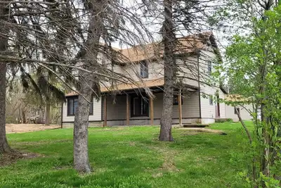 Image de Spacious 5-bedroom house on 3 beautiful acres at the lake!