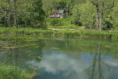 Image de Waterfront cabin w/creek waterfall, pond & 2 decks. Secluded in the Ozark hills.