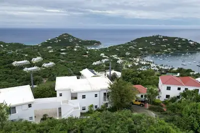 Image de 2 bed, 2 bath with pool access overlooking Cruz Bay