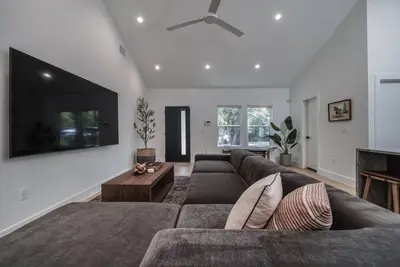 Image de Modern 4br in Zilker near South Lamar, Walkable, Private, Family Friendly