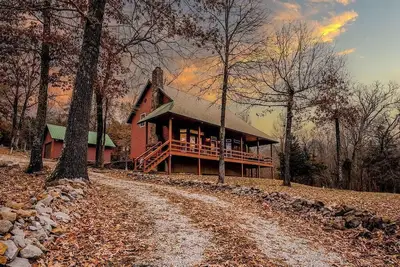 Ozark beauty w/HotTub, GameRm, Firepit; Trampoline Views!