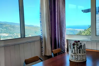 Image de Athena cottage with outdoor hot tub.
