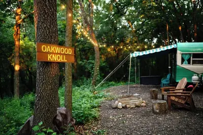 Image de Oakwood Knoll - Vintage Camping Trailer