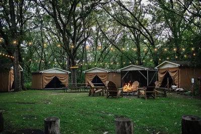 Image de The Hilton - Group Platform Tent Glampsite