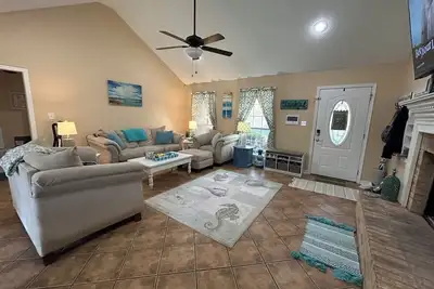 Image de Waterfront home with 3 bedrooms 2 bathrooms and lots of amenities!