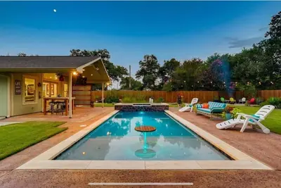 Image de Gorgeous, Private 4 Bedroom Home w/ Pool, Game Room, Gym, Large Back Yard