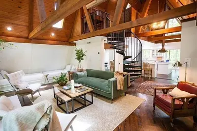 Image de Hart❤️Luxe Treehouse  1. 5  Miles to Oxford Square! New Opening For Graduation!