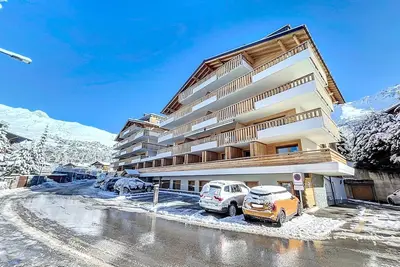 Image de Un séjour avec cheminée, une cuisine, une machine à café Nespresso et lave-vaisselle, 1 chambre à 2