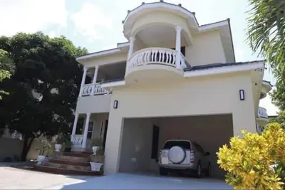 Image de Spacious 5-bedroom house with WiFi, Ac in tranquil Tower Isle with pool & beach