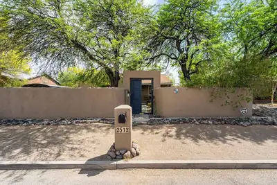 Image de Historic 1944 2-Bedroom Bungalow Near the University of Arizona