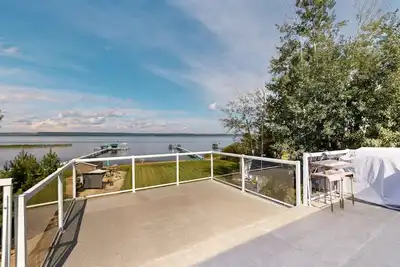 Image de Lakefront 1/2 acre Wabamun 5 bed 2 bath cabin