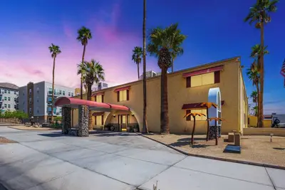 The Palms @ Swanson  Heated Pool  1bd Sleeps 4