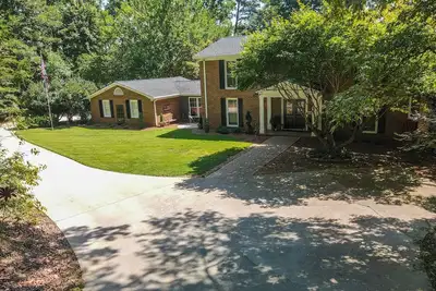 Spacious 5-bedroom Lake Lanier home with Boathouse, WiFi & Whole House Generator
