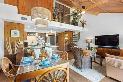 Image de Open Condo with Warm Wood Accents