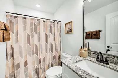 Image de Modern 2-Story Gem - Zen Retreat + Luxe Finishes Near Hospitals