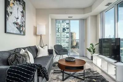 Image de Stunning 2 Bedroom + Den Condo