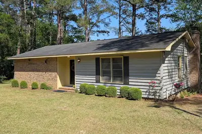 Image de Cheerful cozy lake retreat - Newly Renovated in 2025 - New Floors and New Hvac
