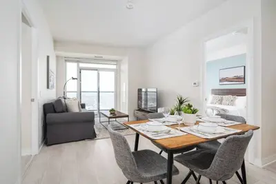 Image de 2+Den, 2 Bath, Parking, High Floor with View