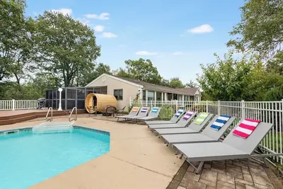 Image de 5br Home with Sauna & Pool Hot tub Fire pit