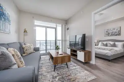 Image de Luxurious 1+Den, 1 Bath Condo, Parking, City View