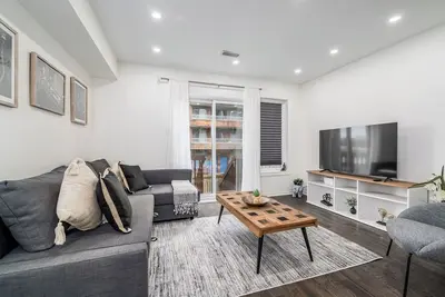 Image de Elegant 2 Bedroom Townhome