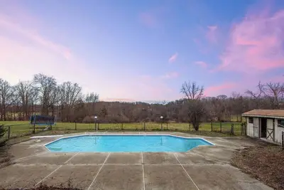 Image de Pool Retreat w/ Alaska King Suite & Game Room