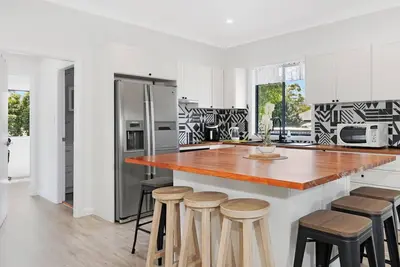 Image de KozyGuru | Glenbrook | Renovated 5 Room House