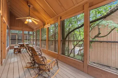 Image de Cozy 2br Cabin | Pet-Friendly, Pools, Hot Tub, Near Branson Strip