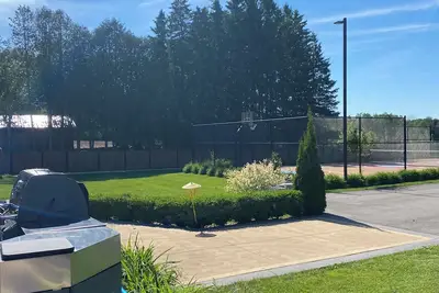 Image de A true getaway. Pool cabana pickleball. 10 acres fully manicured.