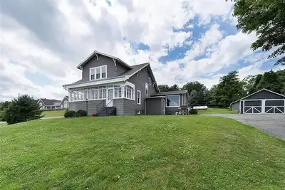Image de Seneca Breeze Homestead – Lakeview -5br Farmhouse by the Wineries