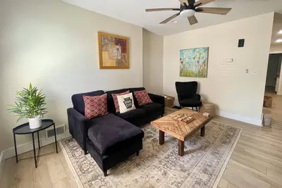 Image de Pittsburgh City abode, 2-br in Uptown area with parking. Close to Ppg arena