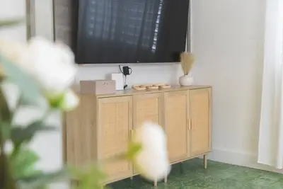 Beach Retreat: 2-Bedroom Apartment with Rooftop