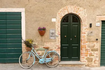 Image de Maison typique située dans le village historique de Pozzo della Chiana, avec une grande terrasse meu