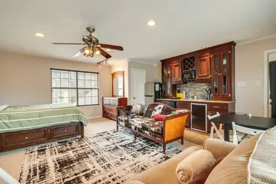 Image de Community Pool Access: Studio in Tomball!