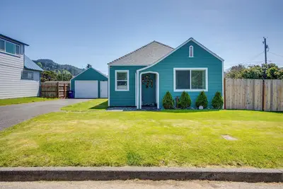 Image de Walk to Gold Beach: Charming Cottage w/ Yard!