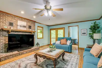 Image de 5 Mi to Lake Robinson: Bbq-Ready Home w/ Pool